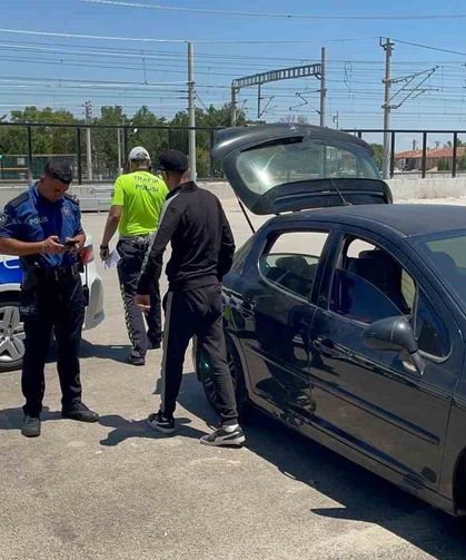 Taksiciler müşteri kılığına girdi, korsan taksiciyi yakalattı