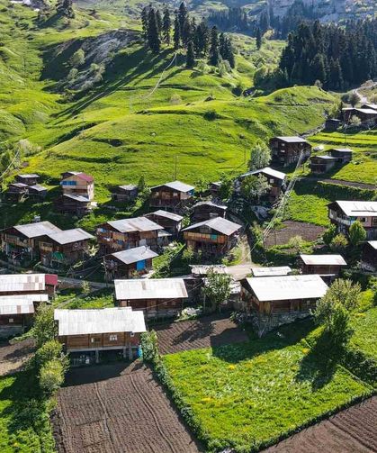 Tamamı ahşap evlerden oluşan köy doğasıyla mest ediyor