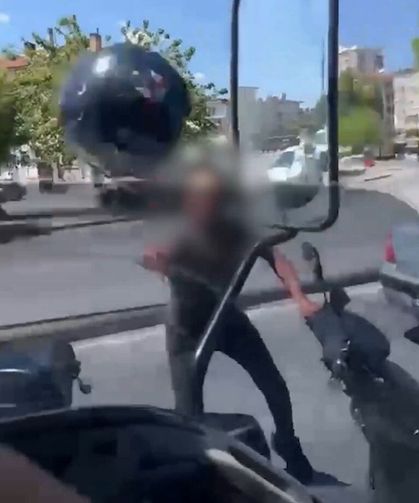 Tartıştığı sürücüye kaskını fırlatan motosikletliye 405 bin TL ceza