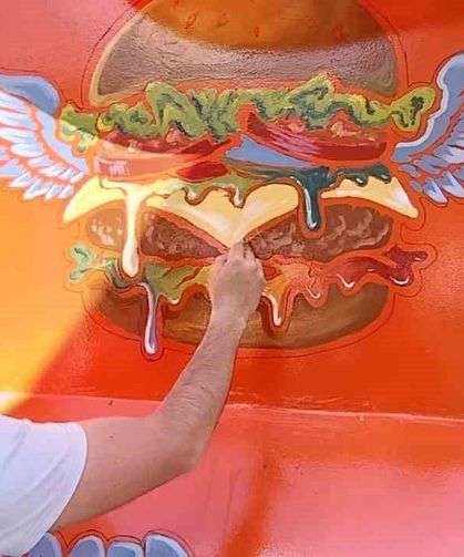 Tavşanlı'da yaşayan ressam karavanı sanat eserine dönüştürdü