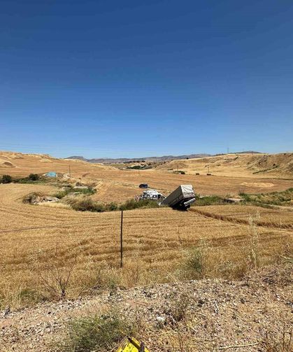 Tır, bariyer ve buğday tarlasını aşıp sulama kanalına düştü: 3 yaralı