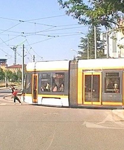 Tramvaydan tutunarak paten kayan çocukların tehlikeli yolculuğu