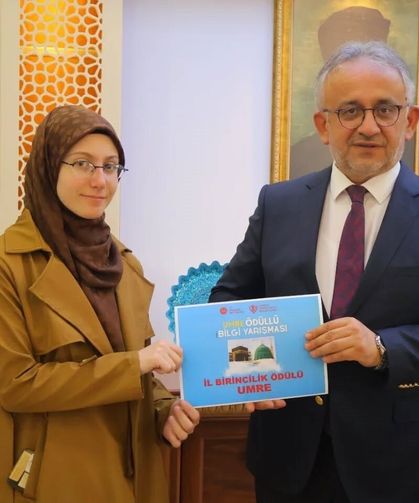 Umre Ödüllü Bilgi Yarışması'nda dereceye giren öğrenciler ödüllendirildi