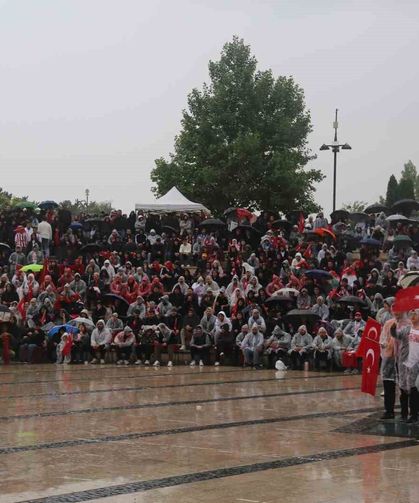 Yağmur dinlemediler, milli takım için meydana koştular