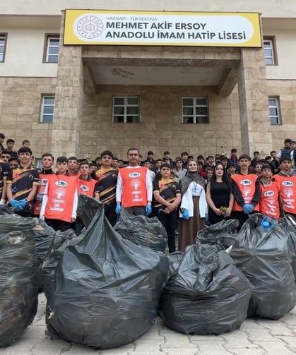 Yüksekova'da 400 kişi bir araya gelerek çevre temizliği yaptı
