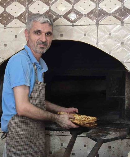 Adıyaman'da 400 derecelik fırının başında ekmek mesaisi