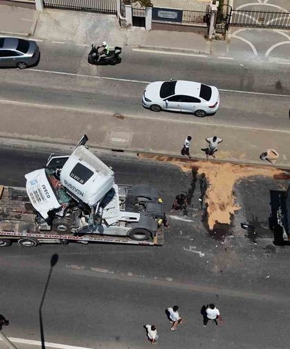 Alanya'da iki tır çarpıştı: D-400'de kilometrelerce araç kuyruğu oluştu