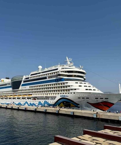 Alman turistleri taşıyan dev kruvaziyer Bodrum'a demirledi