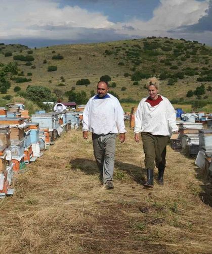 Arıların izinde bir ömür: Karavan desteği gezgin arıcı aileye nefes oldu