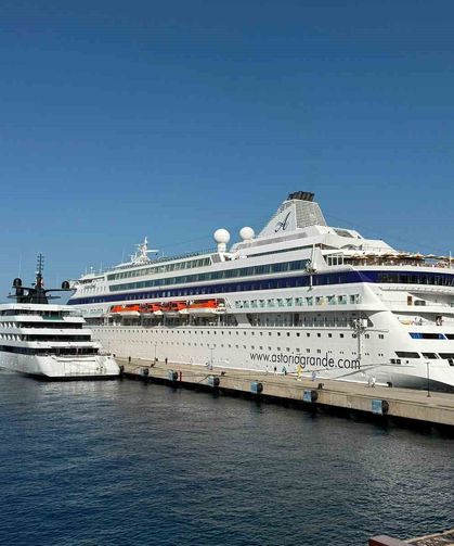 Bodrum'a iki gemi birden geldi