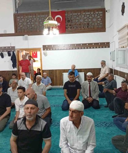 Bu cami yatsı namazlarında dolup taşıyor