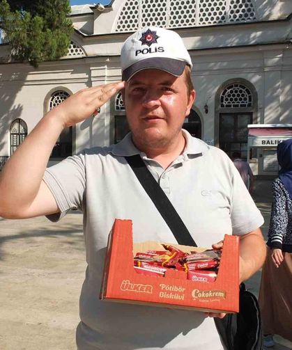 Burhaniye'de Polis şapkalı seyyar satıcı ilgi odağı oldu