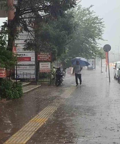 Bursa'da yollar göle döndü, vatandaşlar zor anlar yaşadı