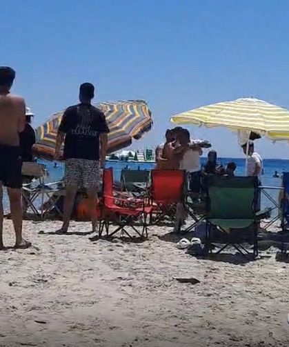 Çeşme'de plajda 'Şemsiyeni açamazsın' kavgası