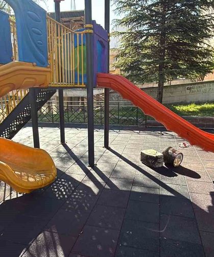 Çocuk parkındaki kaydıraklara yanık yağ döktüler
