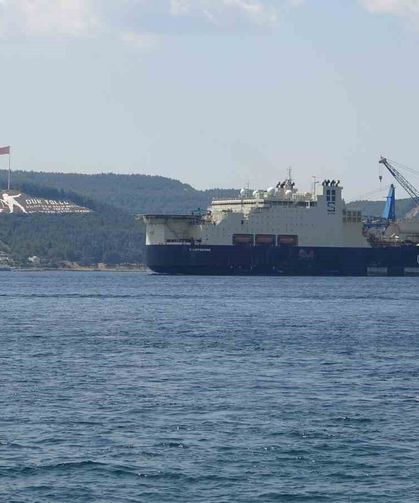 Dev boru döşeme gemisi 'Castorone' Çanakkale Boğazı'ndan geçti