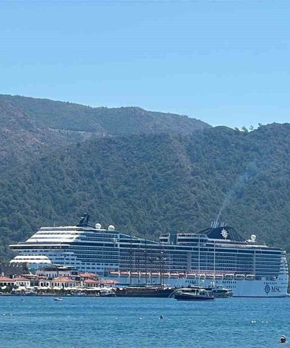 Dev yolcu gemisi Marmaris'e 5 bin yolcu ve mürettebatıyla demir attı