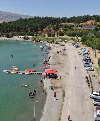 Ege ve Akdeniz sahillerini aratmayan görüntüler: Doğu'nun saklı denizi tatilcilerin akınına uğradı