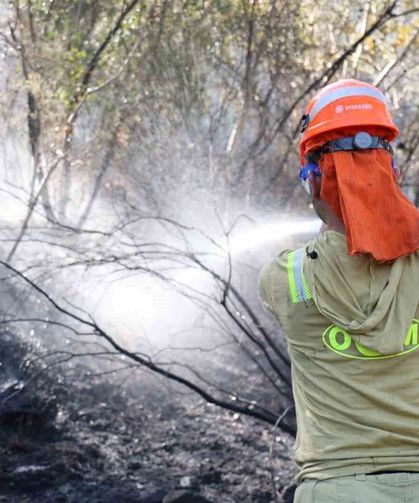 Fethiye'deki yangında zaman zaman yaşanan alevlenmelere ekipler anında müdahale ediyor