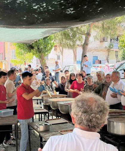 Güroluk Mahallesi'nde 34 yıllık aşure geleneği yaşatılıyor