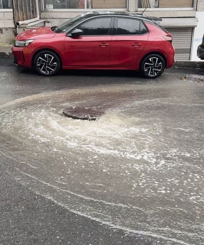 İstanbul'da sağanak nedeniyle rögarlar taştı, caddeler ve köprü altları göle döndü