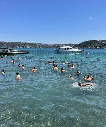 İstanbul'da sıcak hava bunalttı: Vatandaşlar kendini boğazın serin sularına bıraktı