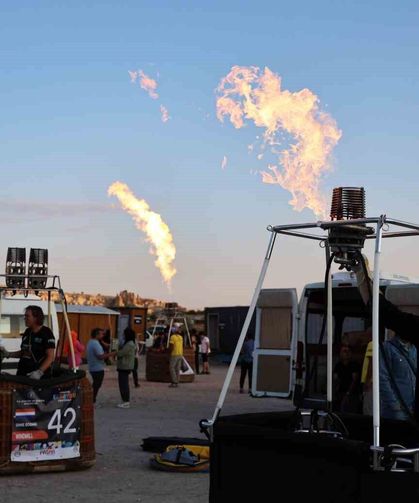 Kapadokya'da rüzgar, balon festivali programını değiştirdi