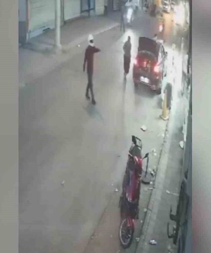 Kasklı saldırgan iş yerini kurşunladı: 1 yaralı