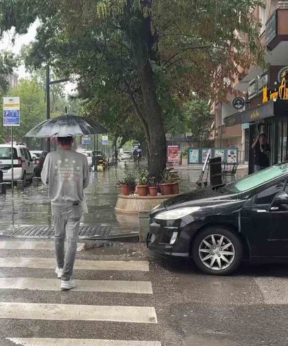 Kocaeli'de aniden bastıran sağanak hayatı olumsuz etkiledi