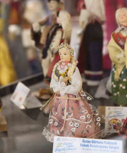 Kültürlerin renkleri folklorik bebeklerle yansıtıldı