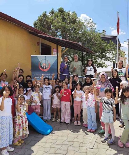 Kur'an Kursunda eğitim gören çocuklara dondurma ikramı