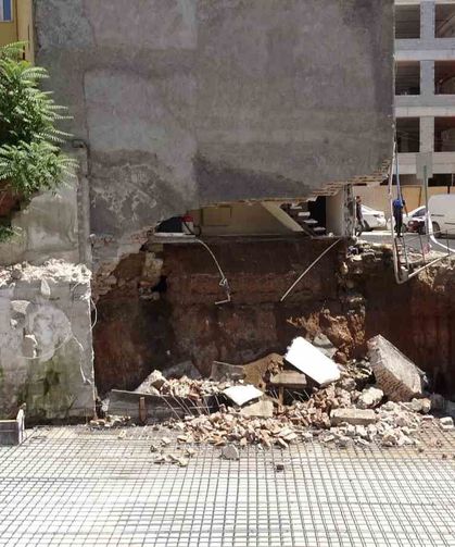 Malatya'da göçük sonrası mühürlenen apartmandan kopan parçalar paniğe neden oldu