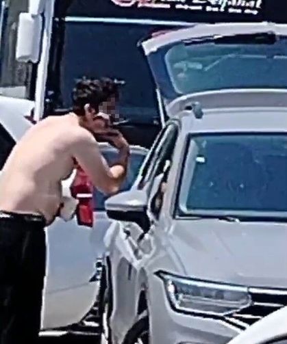 Otomobil camını ayna yaptı, yol kenarında tıraş oldu