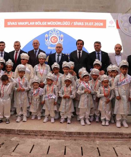 Sivas'ta çocuklar 5 asırlık vakıf geleneğiyle sünnet şöleninde buluştu