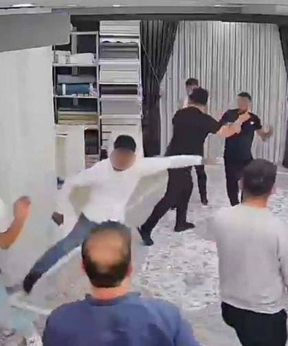Sopa ve bıçakla kovaladıkları adam perde dükkanına dalınca ortalık karıştı; o anlar kamerada