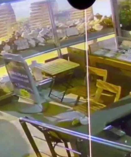 Sürünerek girdiği mağazadan bilezikleri çaldı: 1 milyon TL zarar verdi