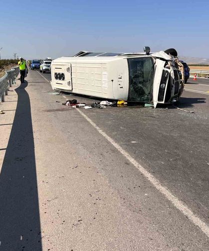 Tarım işçilerini taşıyan minibüs devrildi: 1'i ağır 5 yaralı