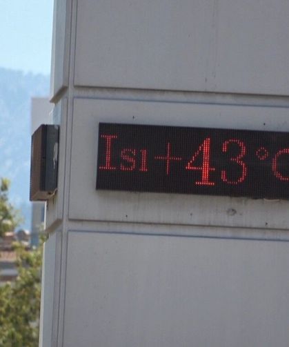 Termometrelerin 43 dereceyi gösterdiği Antalya'da sahiller doldu