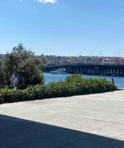 Tur teknesi köprünün ayağına çarptı, dengesini kaybeden personel suya düştü