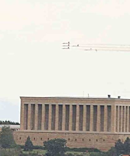 Türk Yıldızları'ndan Ankara semalarında prova uçuşu