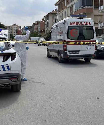 Üvey annesi ile kız kardeşinin boğazını keserek öldürdü