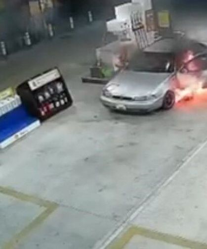 Yakıt almaya geldi, aracı alev topuna döndü