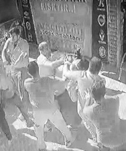 Yanlış yere araç park ettikleri için uyardıkları grubun saldırısına uğradılar