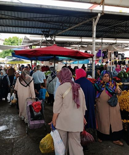 Yaz meyve ve sebzeleri tezgahları süsledi