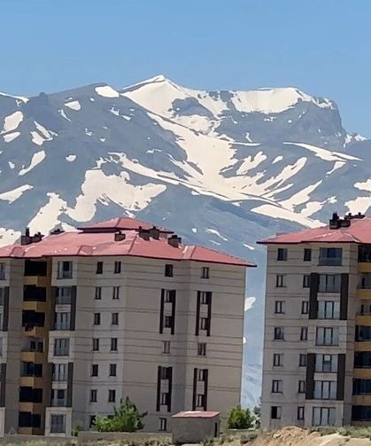 Yüksekova'nın heybetli Cilo Dağı 12 ay boyunca kar yığınlarını barındırıyor