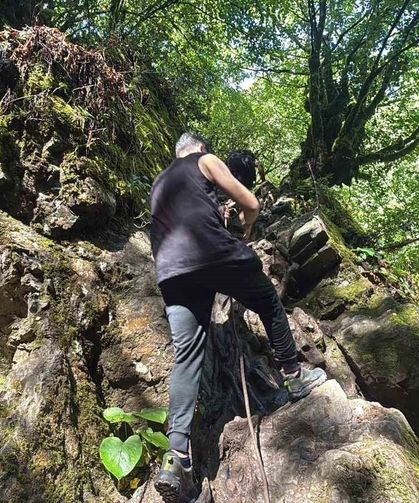 Zorlu şelale tırmanışının yorgunluğunu serin sularda attılar