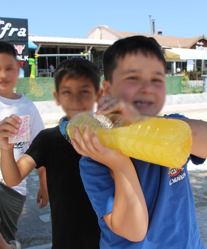 Üç kafadar çocuktan köşe başında limonata satışı