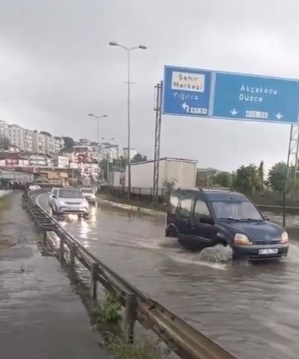 Aniden bastıran yağışın ardından su baskını sürücülere zor anlar yaşattı