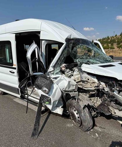 Ankara'da servis aracı tıra arkadan çarptı: 1'i ağır 7 yaralı