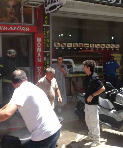Babanın yaptığı kaynaktan çıkan kıvılcımlar, oğlunun işlettiği bayan kuaföründe yangın çıkardı